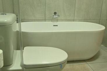 פנסיון Luxury Family En Suite @ 4 Star Guest House