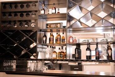 Otel Crispan Suites & Event Centre