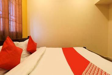 Hotelli Oyo 77439 Neomaxian Tower