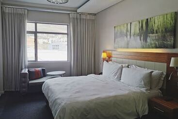 בית מלון כפרי Doubletree By Hilton Cape Town Upper Eastside