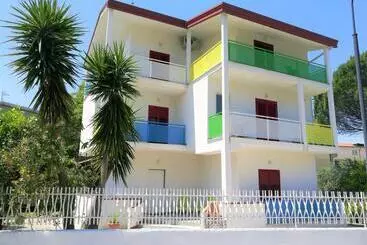 تختخواب و صبحانه Mimama