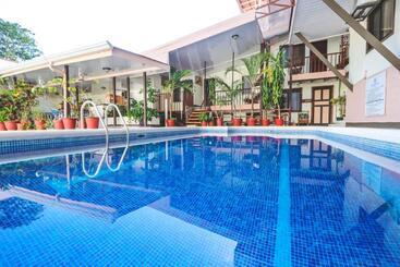 ホテル Flor Blanca