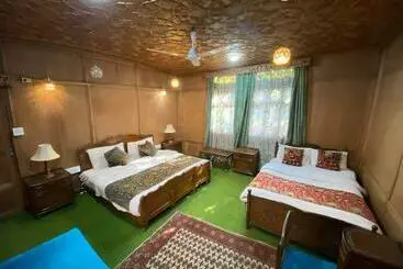 Hotel Nazneen Group Of Houseboats