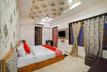 Hotel Oyo 82418 Radhika Palace