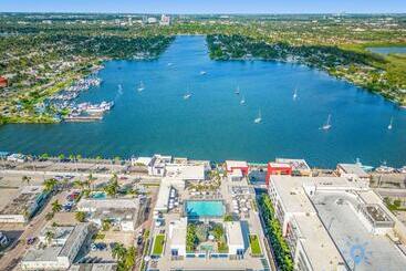 Retkeilymaja Beachfront Condo Rooftop Infinity Pool Studio