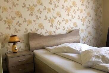 هاستل Pensiunea Mirela Peștera Urșilor