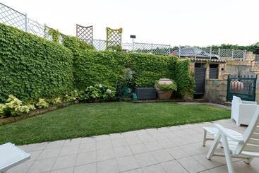 פנסיון La Perla Guest House