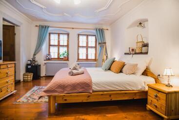 تختخواب و صبحانه Flyns