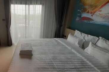 ホテル Dhanakarn5