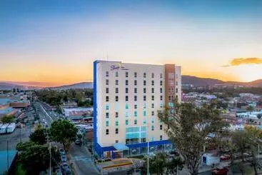 ホテル Sleep Inn Guadalajara Galerias