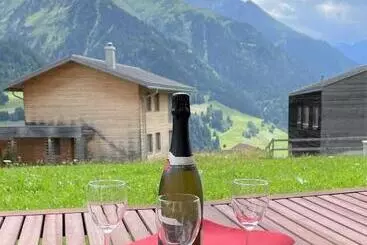 Aamiaismajoitus (B&B) Ferienwohnung Casa Ursin Val Lumnezia