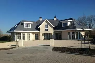 Bed and Breakfast Luxe Prive Kamer   Studio In Villa Aan Zee, Dishoek, Vernieuwd