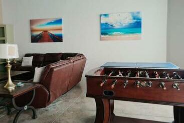 Panzió Sleeps 16 People Goliath Super Apartment 2 Minutes From Sandy Beach