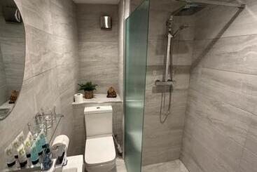 Majatalo Island Lodge Since 1835 Barbican, Free Limited Parking, Dogs Friendly , Perfect For Ferry Terminal