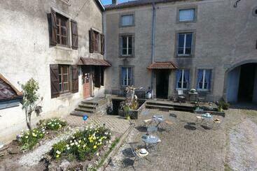 La Maison Du Notaire B&b En Gîte La Belle Rose, Met Zwembad En Huisdier Vriendelijk