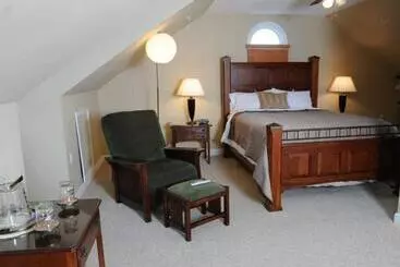 Blue Heron Inn A Bed And Breakfast Llc