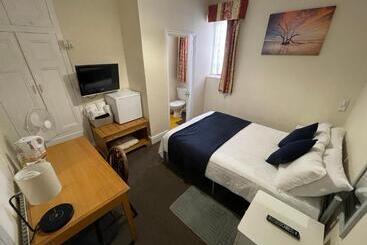 펜션 Victoria House   Self Catering Quiet Guesthouse   Adult Singles And Couples Only