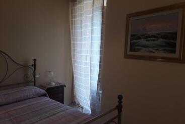 تختخواب و صبحانه L Antico Faro