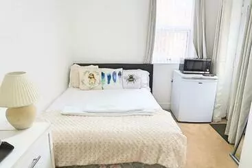 Pension  Whitburn Guest House About 7 Mins Walk To The City Free Internet Tv