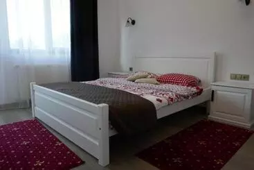 Majatalo Aqualina Colibita Pe Malul Lacului
