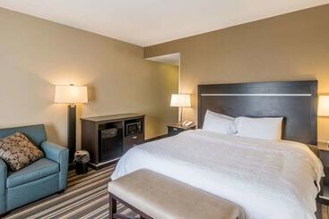 Отель Hampton Inn New Albany