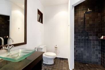 ホテル Sensive Hill Villas