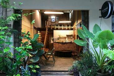 Boundary Hostel And Cafe