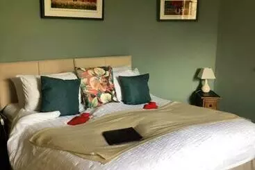 The Hollow Bed And Breakfast