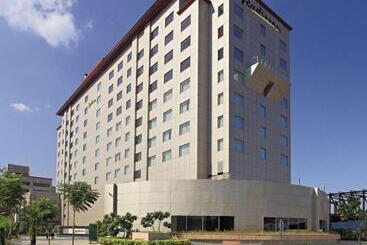 בית מלון כפרי Radisson Gurugram Udyog Vihar