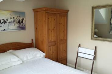 تختخواب و صبحانه Glenade