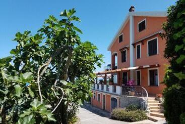 تختخواب و صبحانه Villa Zufrò