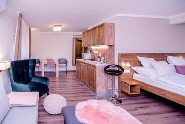 Három A Kislány Panzió