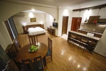 هتل آپارتمان White House Suites