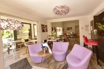 Hotelli Hôtel Villa Sophia   Adults Only July And August