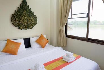 فندق Ayutthaya Garden River Home