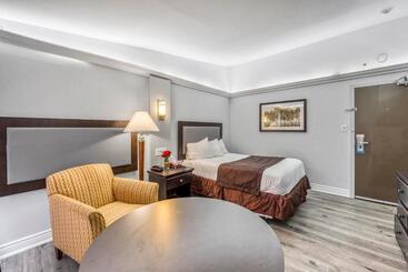 فندق Travelodge By Wyndham Sarnia