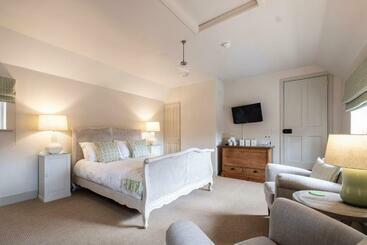 פונדק The Ship At Dunwich