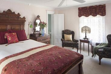 Отель Isaiah Jones Homestead Bed And Breakfast