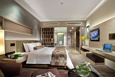 Longchamp Garden Hotel