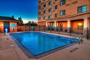 هتل Courtyard By Marriott Midland