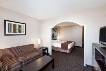 هتل Ramada By Wyndham Estevan