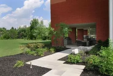 ホテル Residence & Conference Centre   Brampton