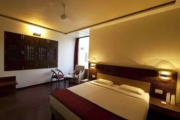 Hotel Lariya Resort