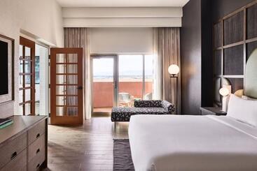 Renaissance Phoenix Glendale Hotel & Spa