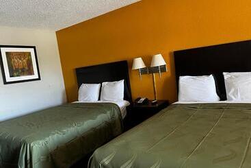 בית מלון כפרי Express Inn & Suites