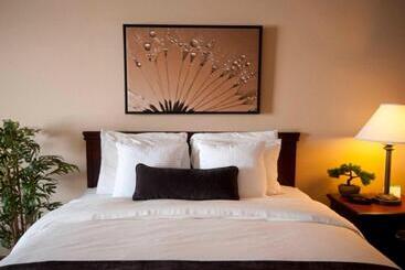 מלון דירות Town & Country Inn And Suites