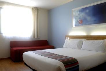 هتل Travelodge Barcelona Poblenou