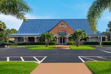 هتل Red Roof Inn Vero Beach   I 95