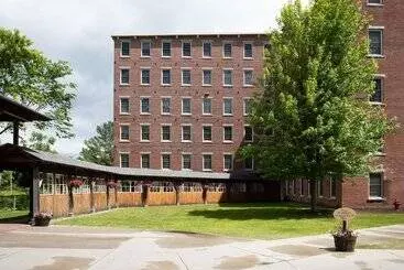 Hotel The Common Man Inn & Restaurant