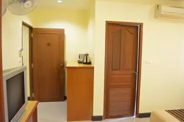 בית מלון כפרי J Boutique Aonang